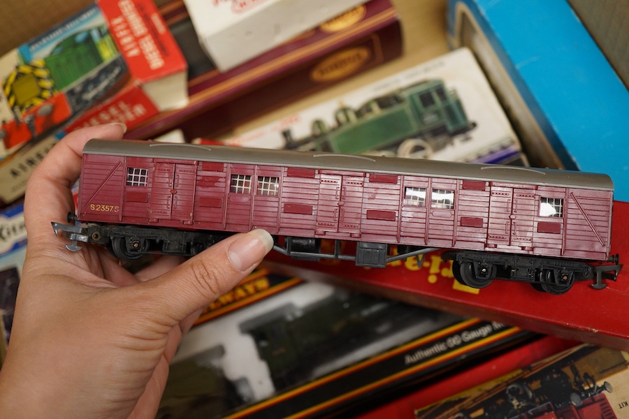 A quantity of 00 gauge model railway by Tri-ang, Mainline, Dapol, Bachmann, GMR, Hornby Dublo, etc. including; a Tri-ang American outline Davy Crockett train set (RS.37), nine steam and diesel locomotives, together with